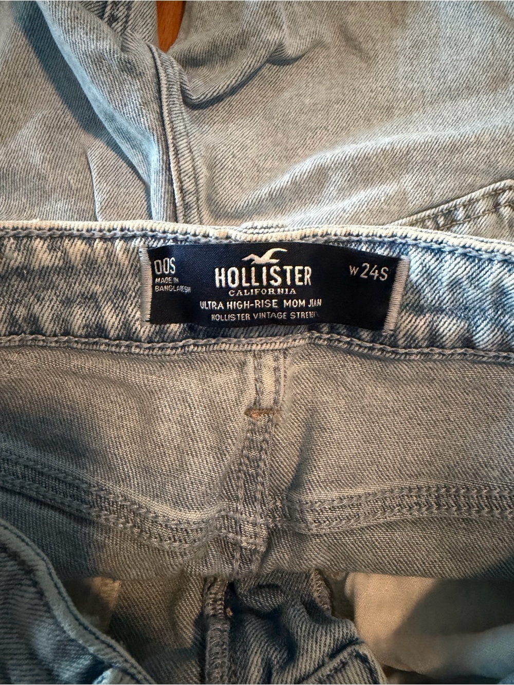 LNWOT Hollister Light Blue Distressed Straight Leg Jeans - Picture 3 of 3